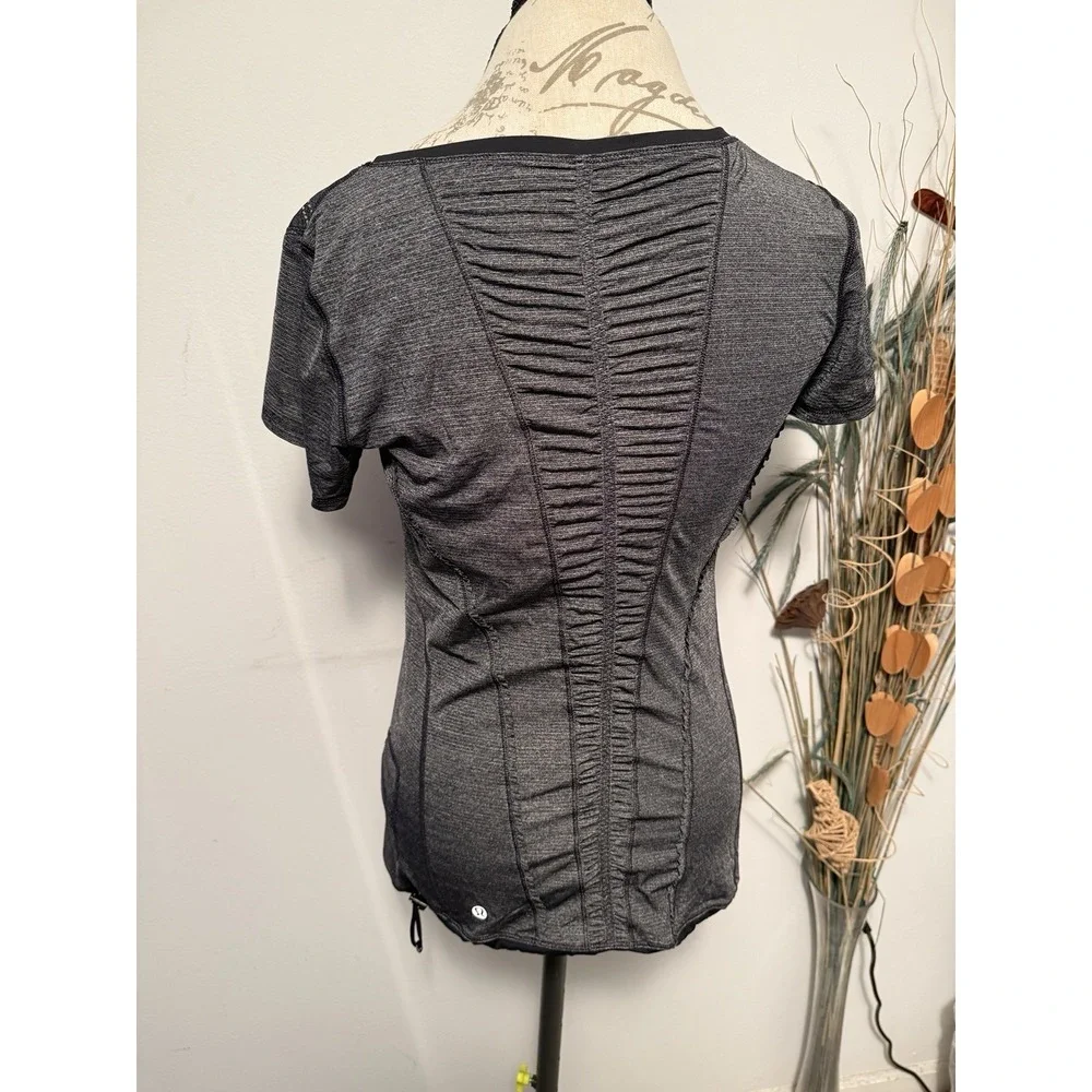 Lululemon short-sleeved running Reversible‎ shirt Grey/Neckline unique pattern 8